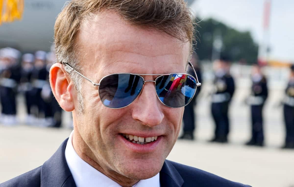 Emmanuel Macron : Le Mystère des Lunettes à la Top Gun et l'Œil Rouge Dévoilé