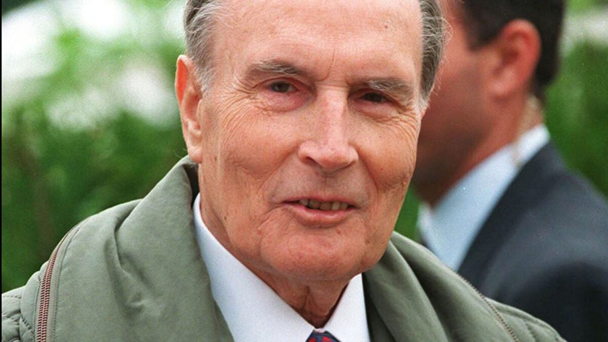 Emmanuel Macron: Résonances des critiques de François Mitterrand.