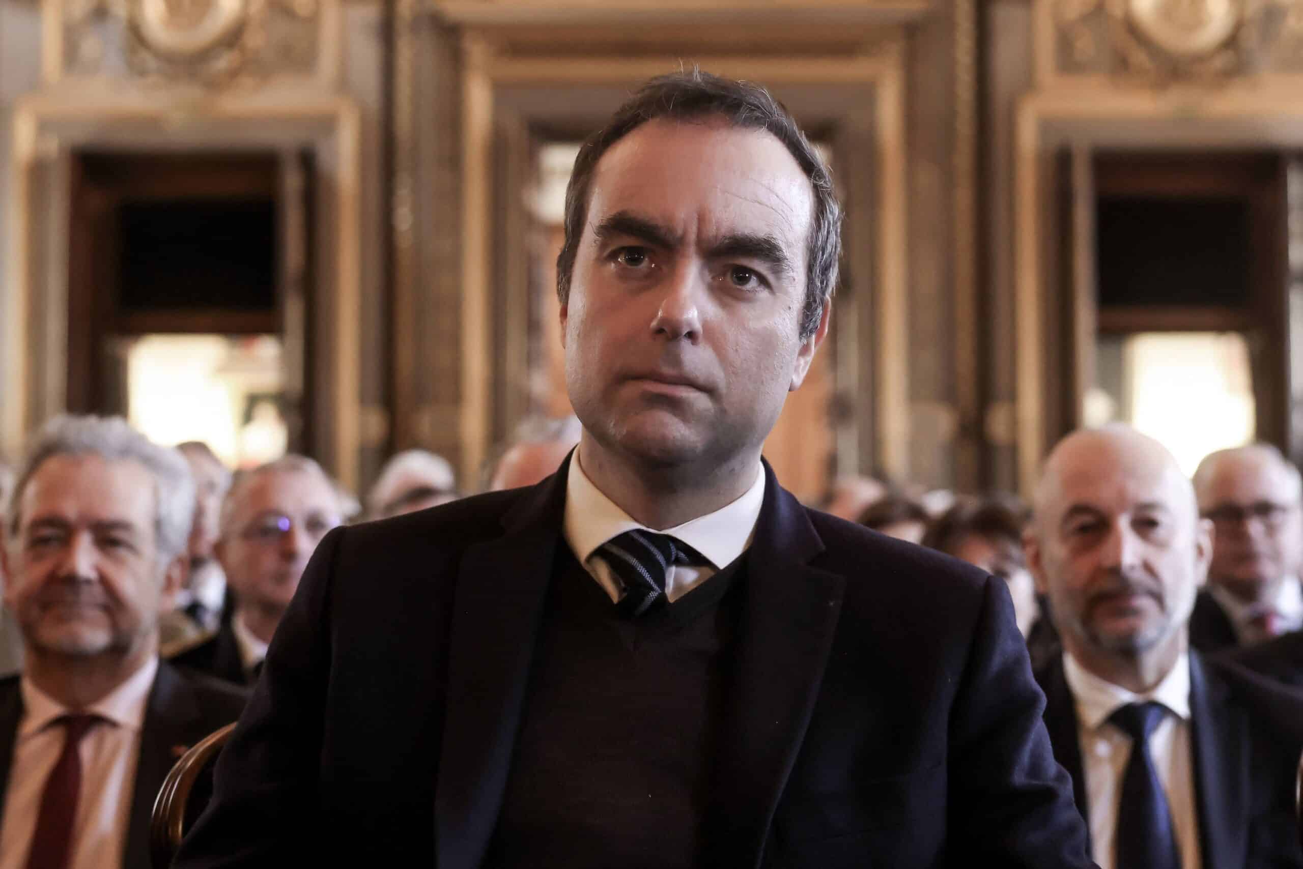 Pour une dissolution de l'Assemblée nationale et un retour à l'authenticité politique