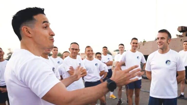 Macron s'initie à l'entraînement militaire, réactions des agriculteurs en première ligne